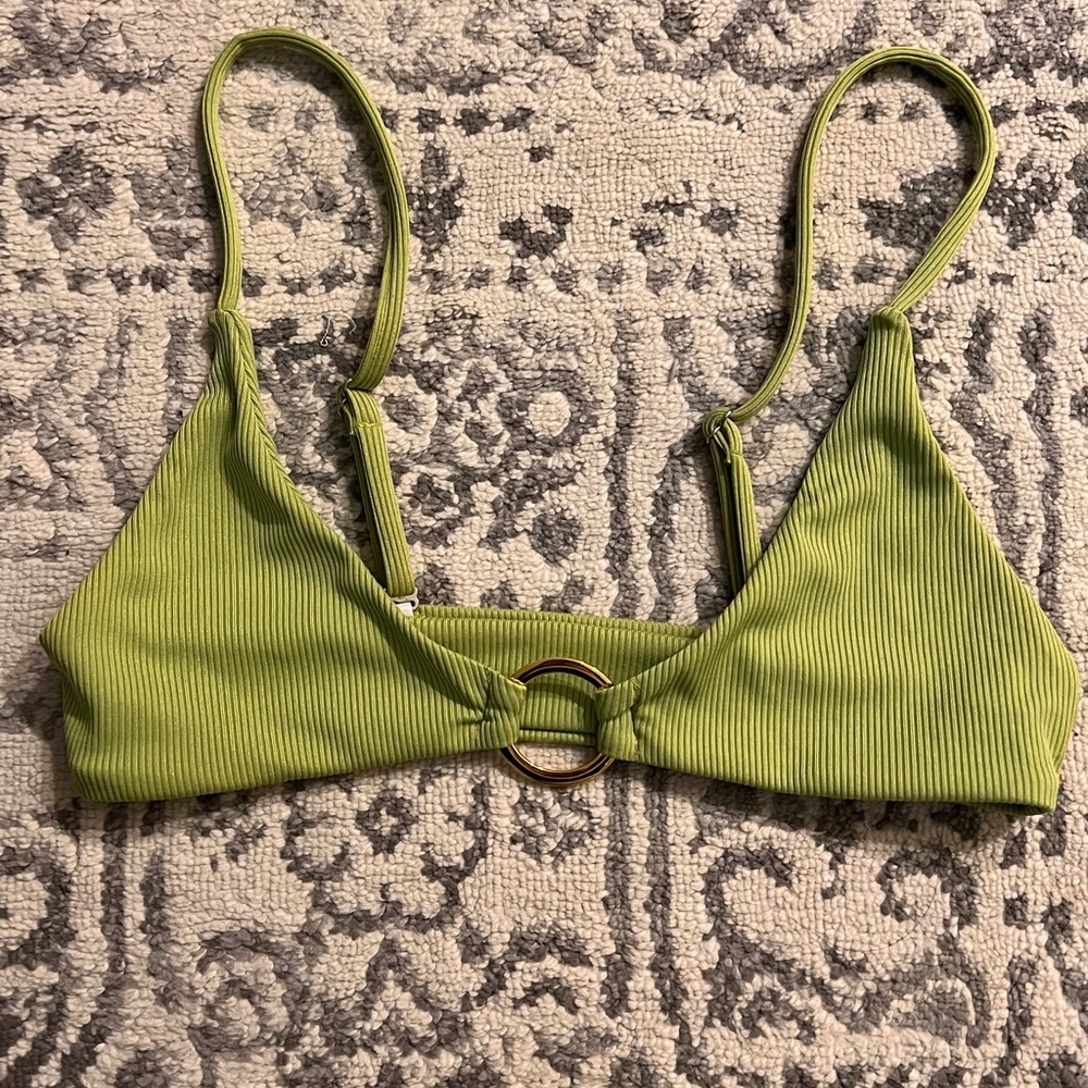 Ribbed Gold Ring Linked Green Bikini Swimsuit Top | SHEIN